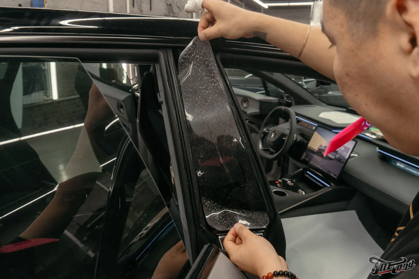 Обзор нового электрокроссовера Lotus Eletre R+, окрас бамперов и оклейка полиуретаном
